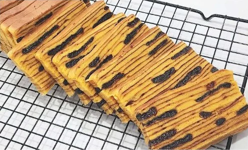 Lapis Legit Prunes dan Keju Anchor dari katalog